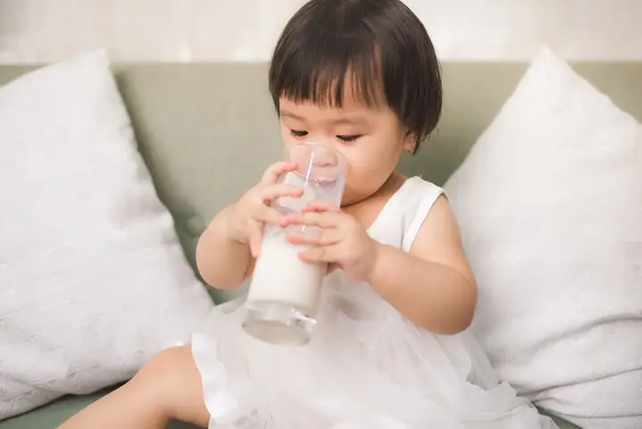 1. Bé 2 tuổi uống bao nhiêu sữa một ngày?