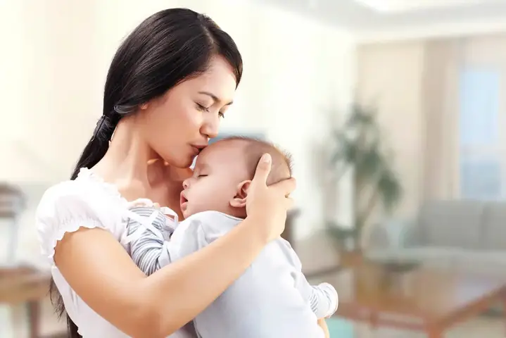 1.2 Cách bế trẻ 3 tháng tuổi đúng chuẩn