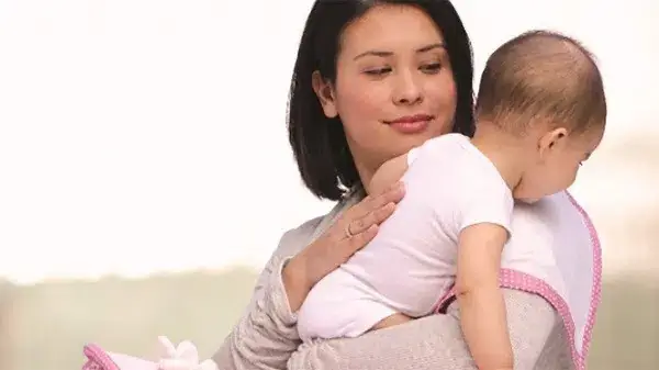 1.7 Cách bế vác cho trẻ ợ hơi