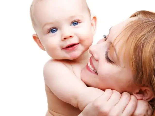 1.3 Cách bế trẻ sơ sinh theo từng tháng – Đối với bé 6 tháng tuổi trở lên