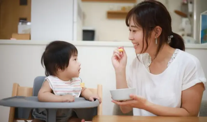 2Dấu hiệu nhận biết bé đã sẵn sàng ăn dặm
