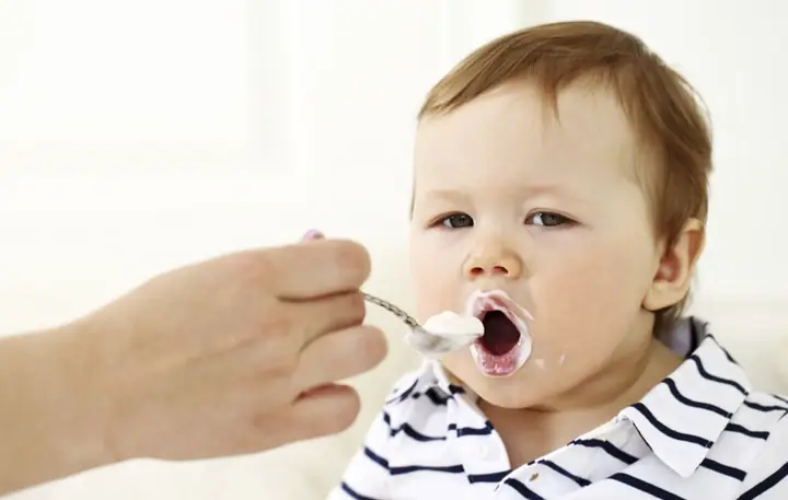 trẻ mấy tháng thì ăn được váng sữa