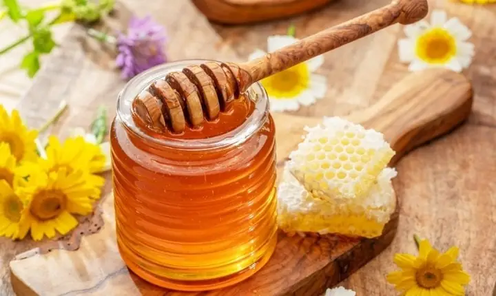 Dùng mật ong bôi lên vết muỗi đốt