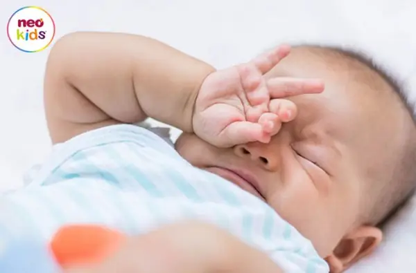 1. Hiện tượng trẻ hay dụi mắt bứt tai khi ngủ