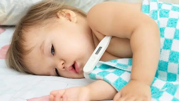 3. Mặc quần áo rộng rãi, thoáng mát cho trẻ