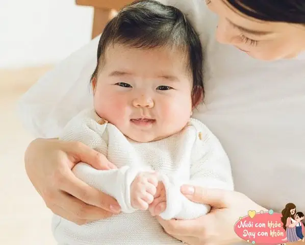 Để có thể hỗ trợ bé cũng như giúp bé phát triển về mọi mặt, bố mẹ có thể cùng con chơi các trò chơi sau đây. Để có thể hỗ trợ bé cũng như giúp bé phát triển về mọi mặt, bố mẹ có thể cùng con chơi các trò chơi sau đây.