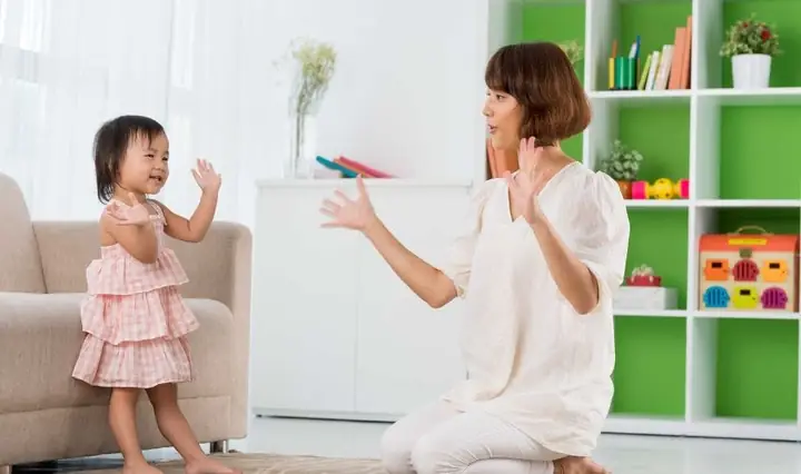 5Trò chơi cho bé 2 tuổi - Vỗ tay theo nhịp