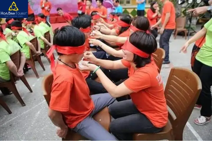12. Bịt mắt ăn sữa chua