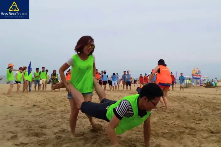 2. Đẩy xe bò – trò chơi bựa tập thể quen mà lạ