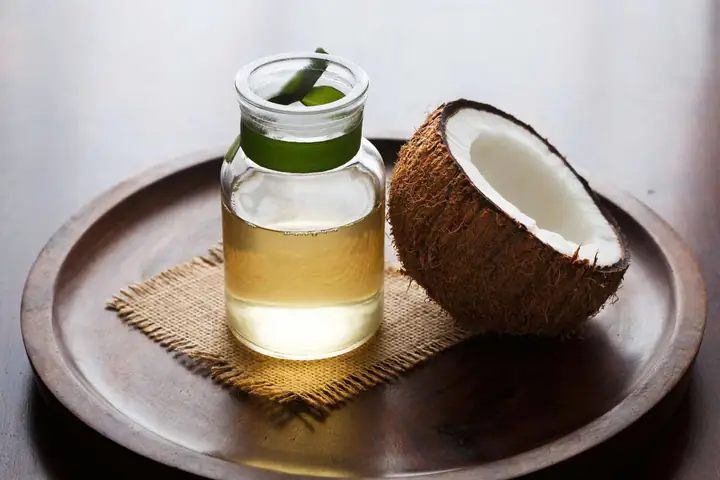 1. Ủ tóc với dầu dừa