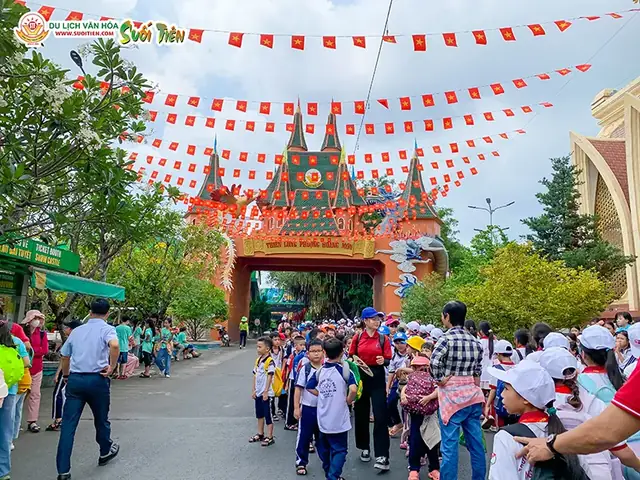 Đường Cờ 4000 Mét – Góc Check-in Đầy Sắc Màu