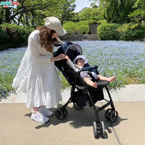 Chọn xe đẩy em bé có trọng lượng nhẹ, vừa phải